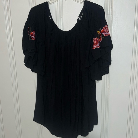 feathers Tops - Black Off Shoulder Blouse w/ Floral Design Flowing Sleeves by Feathers Size 2X
